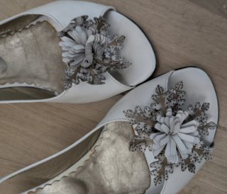 Zapatos blancos de cuña con flores.
