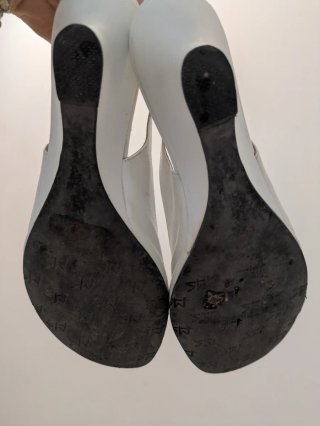Zapatos blancos de cuña con flores.