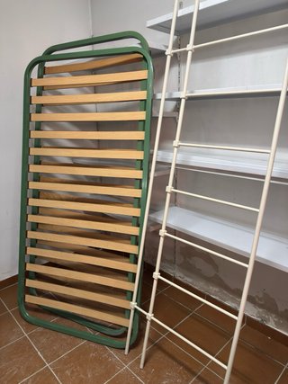 Cama plegable metálica y de madera