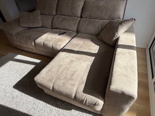 Sofá chaise longue color piedra. Material piel ant