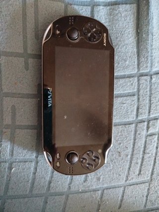 Sony PS Vita Negra y juego Minecraft