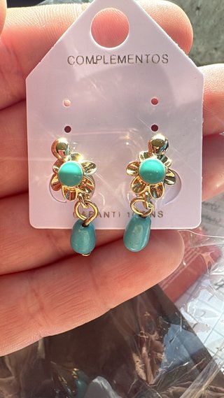 Pendientes dorados con flor y turquesa