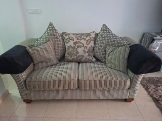 Se venden 2 sofás iguales (incluye reposapies)