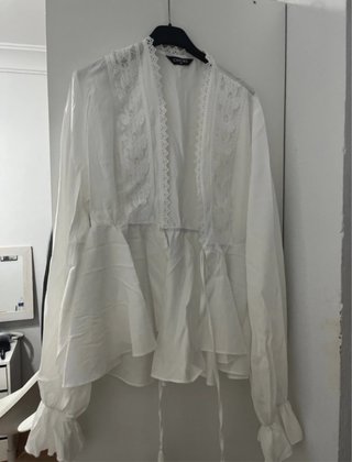 Blusa blanca con volantes y encaje