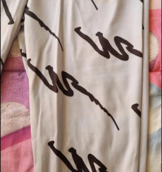 Tuta donna leggera grigia con scritte nere