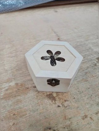 Scatola Esagonale In legno con Decorazione A