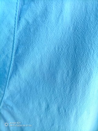 Camisa turquesa suave y ligera