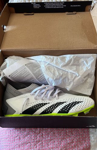 Botas de fútbol Adidas verdes y blancas