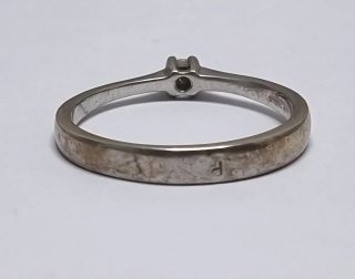 Anillo solitario de plata con piedra brillante