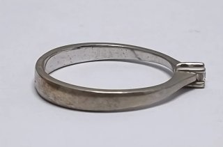 Anillo solitario de plata con piedra brillante