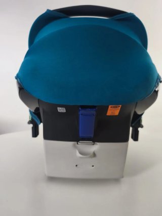 Silla de coche para bebé azul y negra