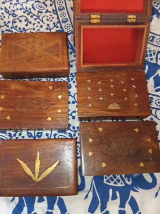 Joyero de madera tallada