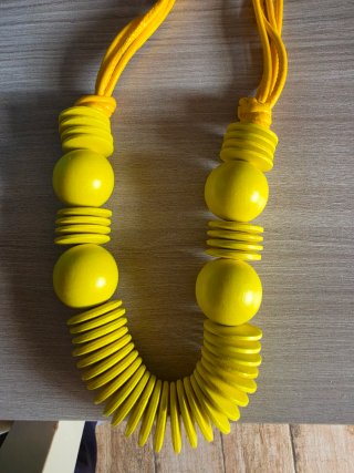Collana con perle gialle
