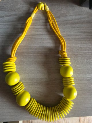 Collana con perle gialle