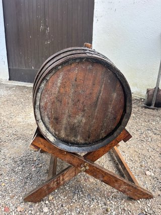 Bota de vino de madera con grifo Es de 25 litros