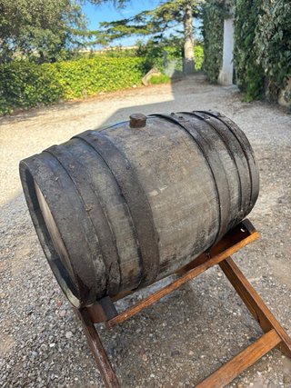 Bota de vino de madera con grifo Es de 25 litros