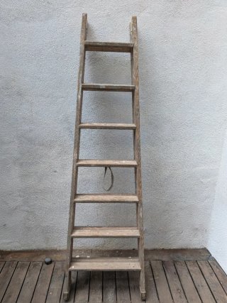 Escalera pintor de madera maciza.