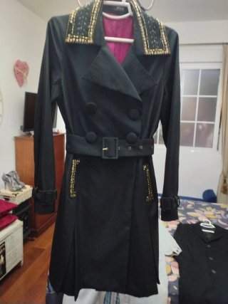 Gabardina negra con tachuelas doradas