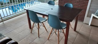 Mesa de teka y 4 sillas nórdicas azules