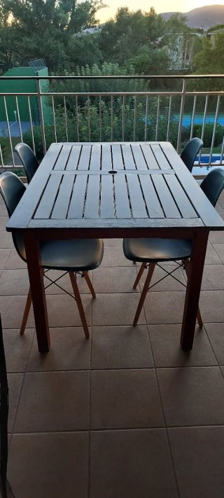 Mesa de teka y 4 sillas nórdicas azules