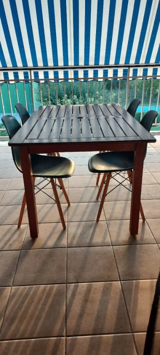 Mesa de teka y 4 sillas nórdicas azules