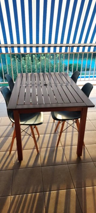 Mesa de teka y 4 sillas nórdicas azules