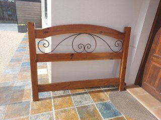 Cabezal de cama mexicano de madera y metal