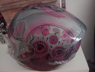 Casco de moto gris con flores rosas a ESTRENAR*