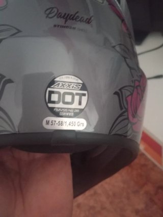 Casco de moto gris con flores rosas a ESTRENAR*