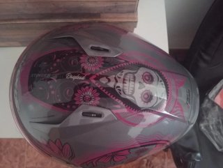 Casco de moto gris con flores rosas a ESTRENAR*