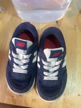 Zapatillas Adidas niño negras y blancas -talla 23