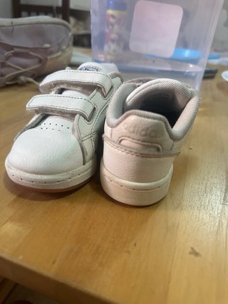 Zapatillas Adidas niño negras y blancas -talla 23
