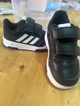 Zapatillas Adidas niño negras y blancas -talla 23