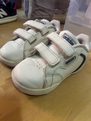 Zapatillas Adidas niño negras y blancas -talla 23