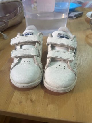 Zapatillas Adidas niño negras y blancas -talla 23