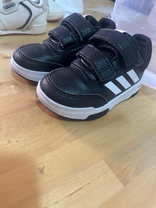 Zapatillas Adidas niño negras y blancas -talla 23