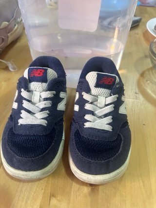 Zapatillas Adidas niño negras y blancas -talla 23