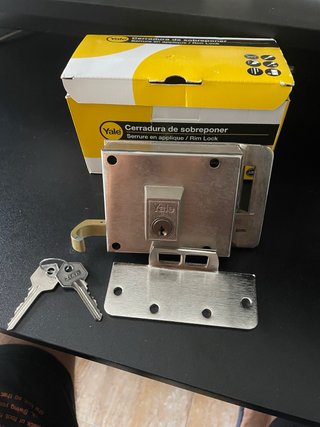 Cerradura de sobreponer Yale.
