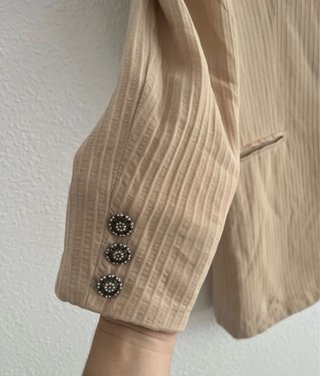 Americana Beige . Detalles botones