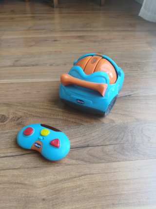 Coche teledirigido azul y naranja