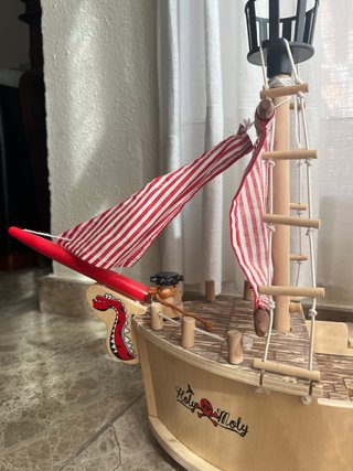 Barco Pirata de Madera con Pirata