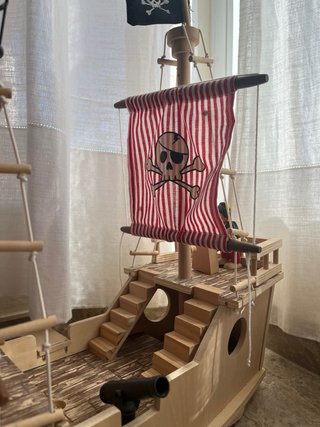Barco Pirata de Madera con Pirata