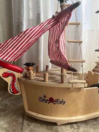 Barco Pirata de Madera con Pirata