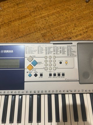 Piano Yamaha PSR-E323 + Maletín