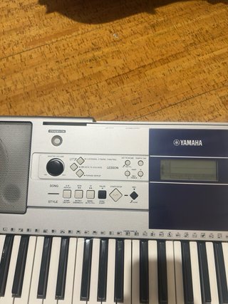 Piano Yamaha PSR-E323 + Maletín
