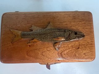 3 señuelos de pesca en caja de madera