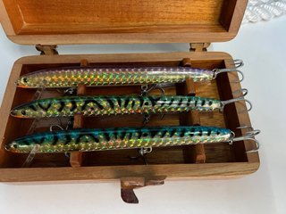 3 señuelos de pesca en caja de madera