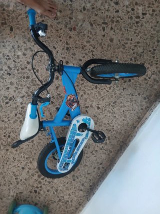 Bicicleta y patinete infantil azul