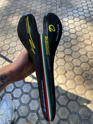 Asiento y tija de carbono para carretera