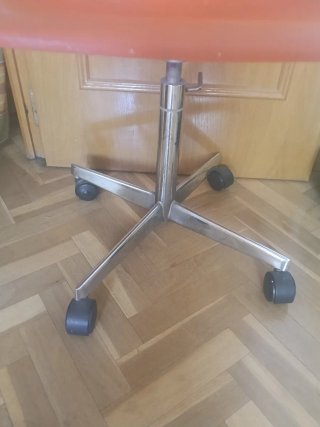 Silla de estudio naranja giratoria